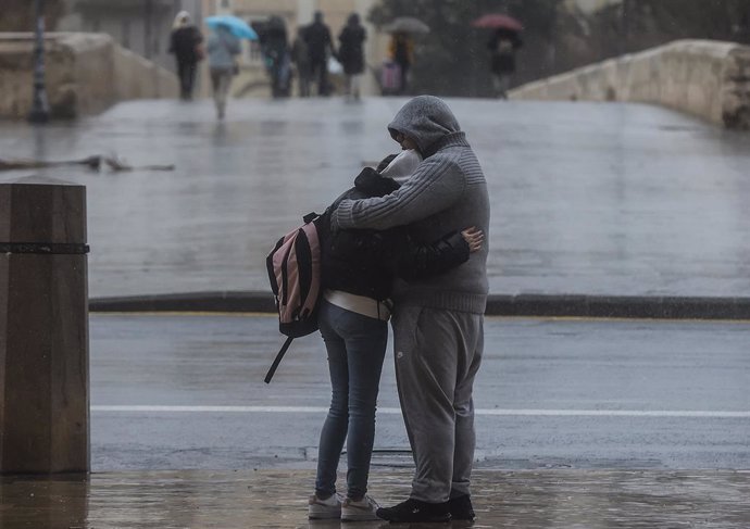 Archivo - Una pareja se abraza mientras llueve, a 6 de febrero de 2023, en Valencia, Comunidad Valenciana (España). El panorama que depara el tiempo en Valencia esta semana, tal como revela la previsión de la Agencia Estatal de Meteorología (Aemet) es de 