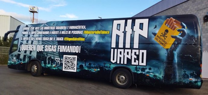 El autobús reivindicativo que ANESVAP, la asociación de vapeadores de España, ha puesto en marcha la campaña recuerda que “el vapeo salva vidas”