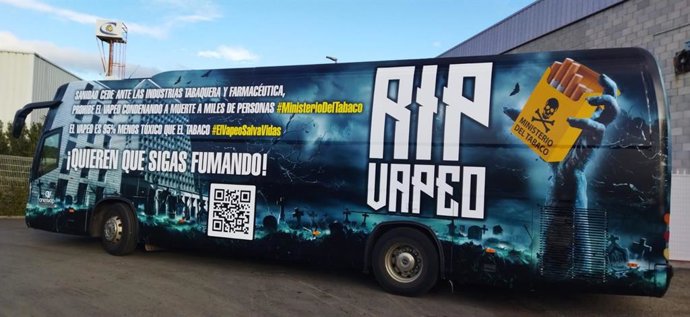 El autobús reivindicativo que ANESVAP, la asociación de vapeadores de España, ha puesto en marcha la campaña recuerda que “el vapeo salva vidas”