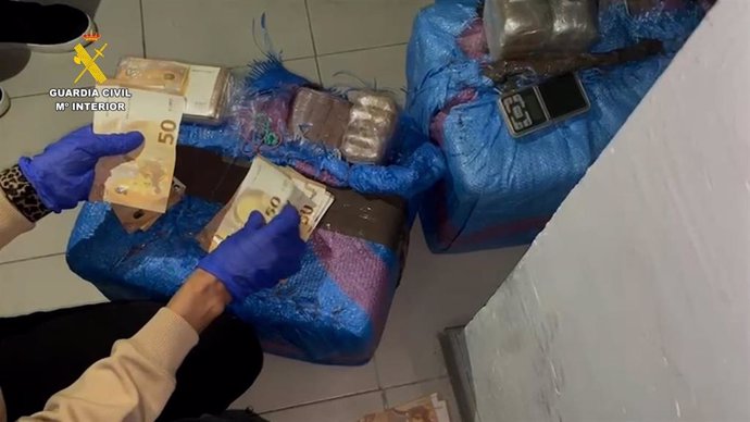 La Guardia Civil ha detenido a cuatro personas pertenecientes a una organización criminal dedicada a los "vuelcos" de droga a otros narcotraficantes.