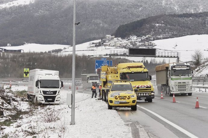 Archivo - Imagen de archivo de un temporal de nieve en Navarra