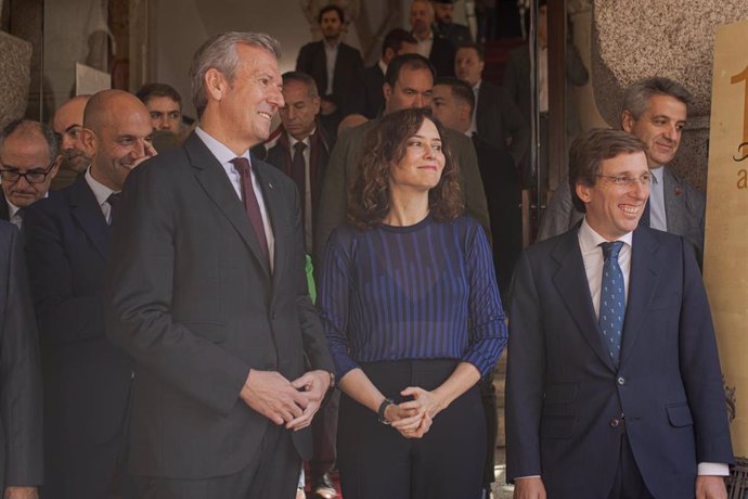 Archivo - El presidente de la Xunta de Galicia, Alfonso Rueda, la presidenta de la Comunidad de Madrid, Isabel Díaz Ayuso, y el alcalde de Madrid, José Luis Martínez-Almeida, durante el acto institucional de hermanamiento entre la Comunidad de Madrid y Ga