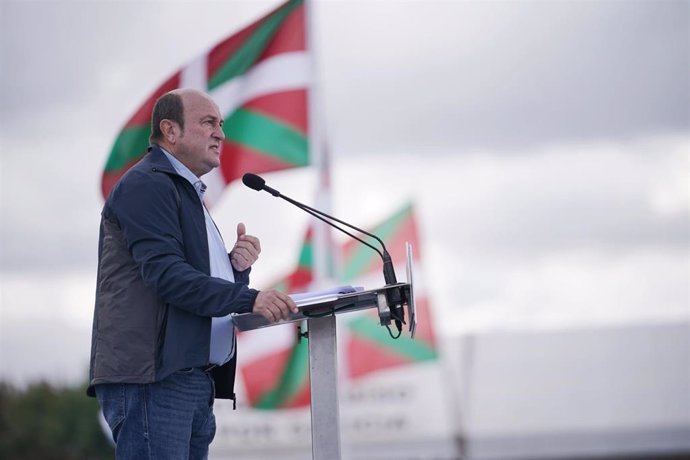 Archivo - El presidente del EBB del PNV, Andoni Ortuzar, durante su intervención de este domingo en el Alderdi Eguna, en Foronda