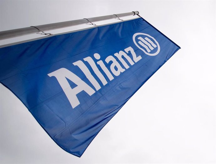 Archivo - FILED - 03 May 2017, Bavaria, Munich: A flag with the Allianz logo and lettering flies before the start of a general meeting of the insurance group in the Olympic Park. German insurer Allianz posted an operating profit of 3.3 billion euros (3.9 