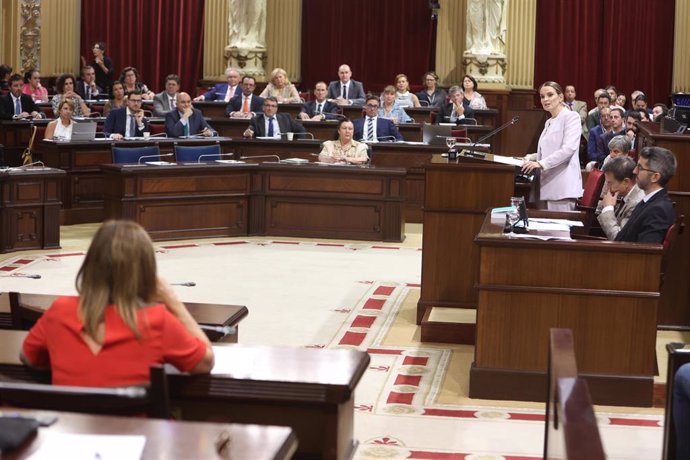 Archivo - La presidenta del PP de las Islas Baleares, Marga Prohens, interviene en el pleno.