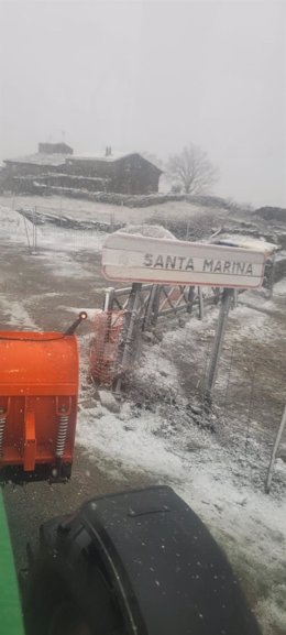 Archivo - Un quitanieves trabajando por la zona de Santa Marina en La RIoja (ARCHIVO)