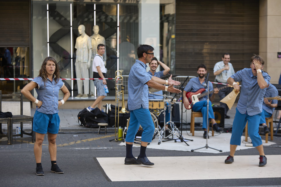 Cómicos actúan durante la celebración de un Día Familiar Solidario para recaudar fondos para Ucrania, en la calle Fuencarral, a 17 de julio de 2022, en Madrid (España).