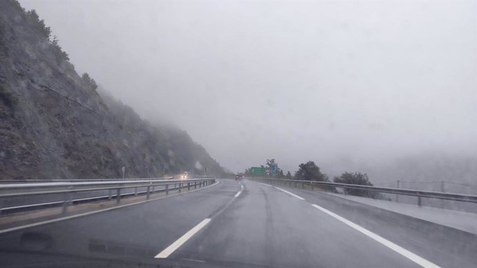 Archivo - Autopista del Huerna (AP-66) en dirección a Asturias