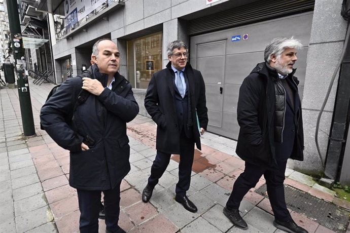 El secretario general de Junts, Jordi Turull, el presidente de Junts, Carles Puigdemont, y el presidente del grupo en el Parlament, Albert Batet, en la reunión de la Ejecutiva en el Press Club Brussels Europe a 9 de diciembre de 2024