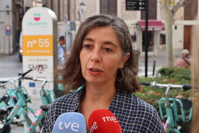 La portavoz de MÉS per Palma, Neus Truyol, atiende a los medios.