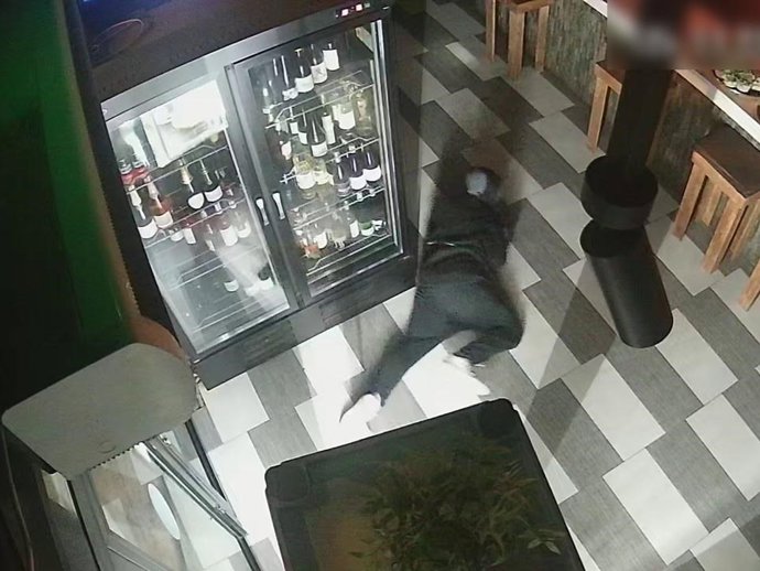 Detinguts dos joves acusats de robar en més de deu cafeteries i restaurants del port de Calp.