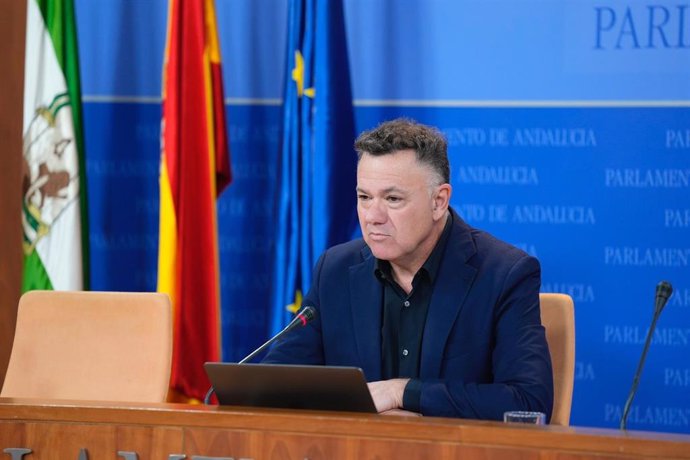 El portavoz adjunto del grupo Por Andalucía, Juan Antonio Delgado, en rueda de prensa en el Parlamento andaluz.