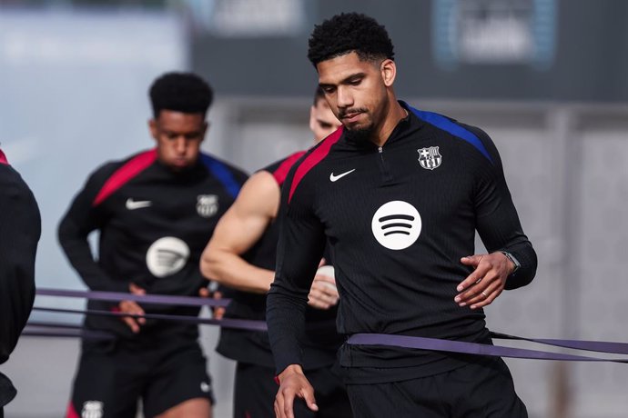 Ronald Araujo during the training day of FC Barcelona ahead the Spanish League, La Liga EA Sports, football match against RCD Mallorca at Ciudad Esportiva Joan Gamper on December 02, 2024 in Sant Joan Despi, Barcelona, Spain.