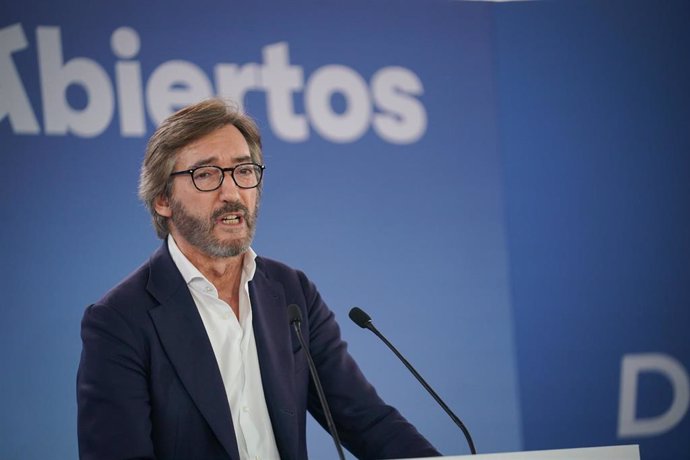 Feijóo apoya a los candidatos del PP a las elecciones vascas en un acto electoral en Vitoria