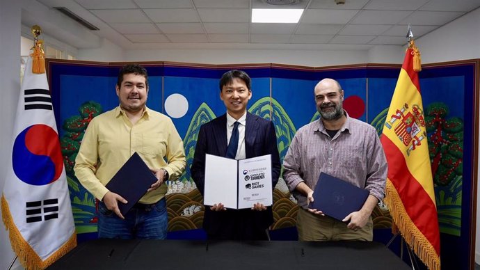 El director del Centro Cultural Coreano en España, Shin Jaekwang, ha firmado un acuerdo de colaboración con la mayor competición de LoL en España, el Circuito Tormenta.