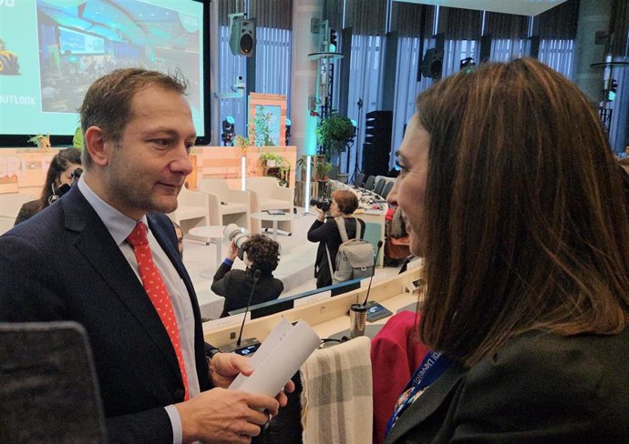 La consejera Sara Rubira durante su encuentro con Christophe Hansen, comisario de Agricultura y Alimentación de la Unión Europea.