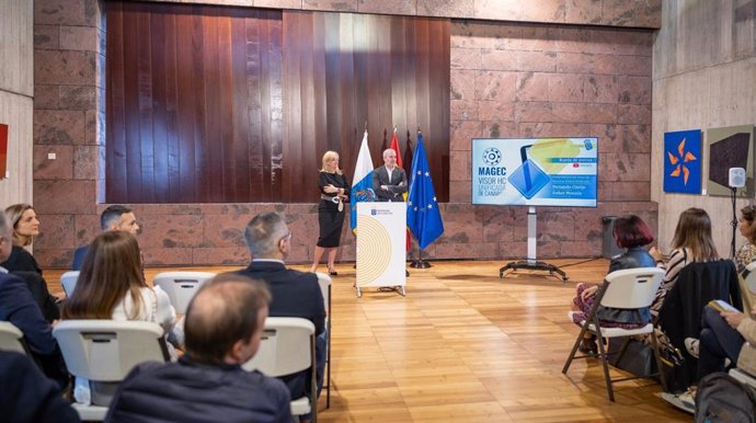 La consejera de Sanidad del Gobierno de Canarias, Esther Monzón, y el presidente de Canarias, Fernando Clavijo, en la presentación del historial único sanitario