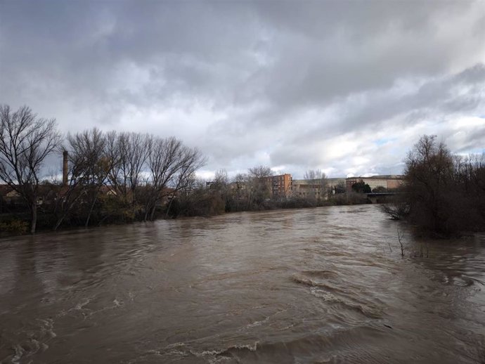 El río Ebro estabiliza la crecida del caudal