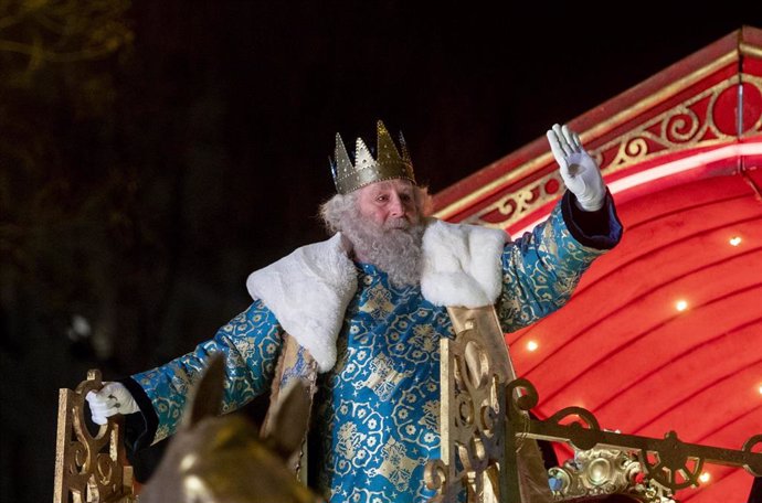 Archivo - El Rey Melchor saluda a los niños durante la cabalgata, a 5 de enero de 2024