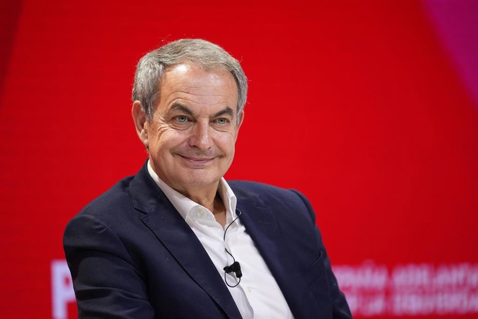 El expresidente José Luis Rodríguez Zapatero, interviene durante el ágora 'Adelantando por la izquierda a la desinformación' dentro del Congreso Federal del PSOE, a 30 de noviembre de 2024 en Sevilla (Andalucía, España). El PSOE inaugura su 41 Congreso 