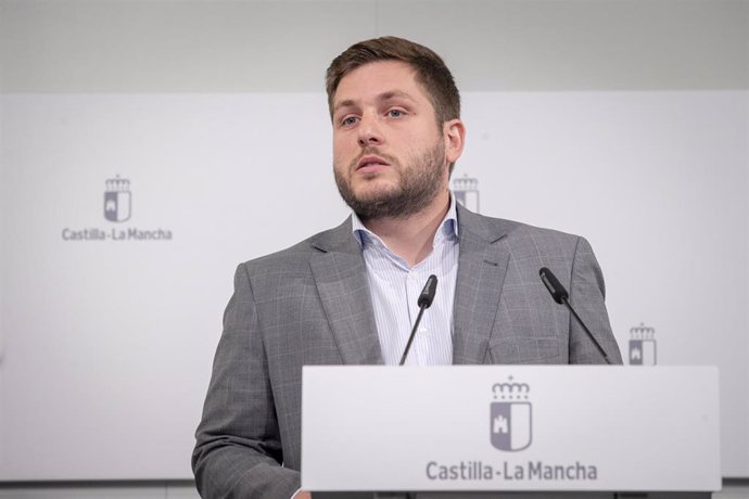 El consejero de Fomento, Nacho Hernando, ha ofrecido una rueda de prensa, en el Palacio de Fuensalida, para dar cuenta de los acuerdos del Consejo de Gobierno relacionados con su departamento.