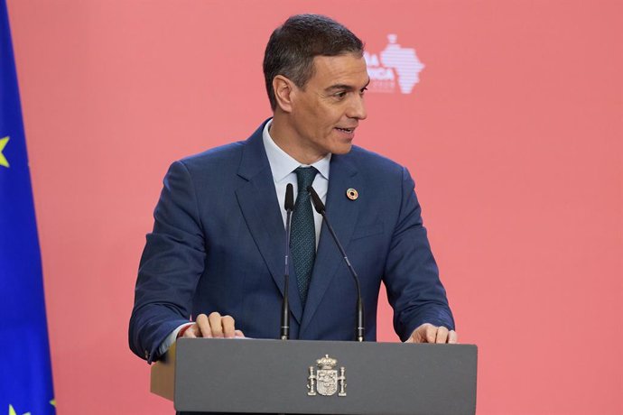 El presidente de Gobierno, Pedro Sánchez, se dice "satisfecho" por el anuncio de inversión de Stellantis y CATL en la fábrica de batería en Zaragoza. 