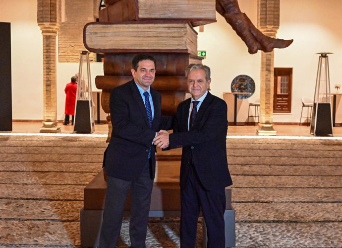 Salvador Fuentes (dcha.) y Miguel Ángel Valverde se dan la mano en el Palacio de Congresos de Córdoba.