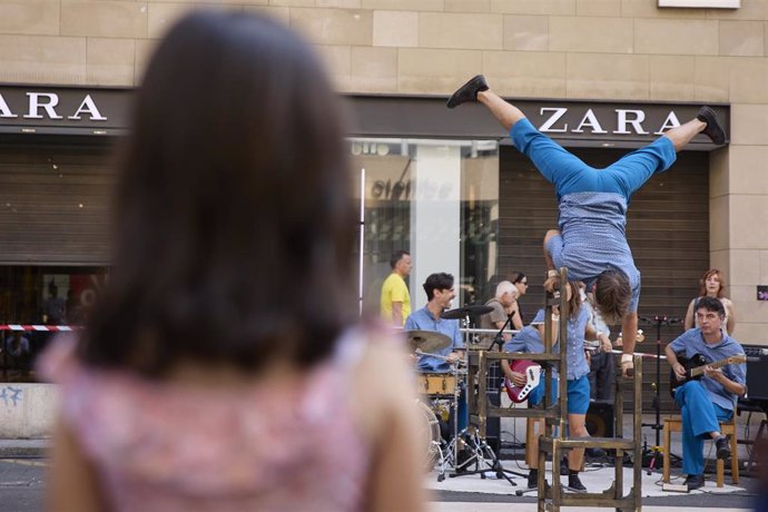 Archivo - Cómicos actúan durante la celebración de un Día Familiar Solidario para recaudar fondos para Ucrania, en la calle Fuencarral, a 17 de julio de 2022, en Madrid (España).