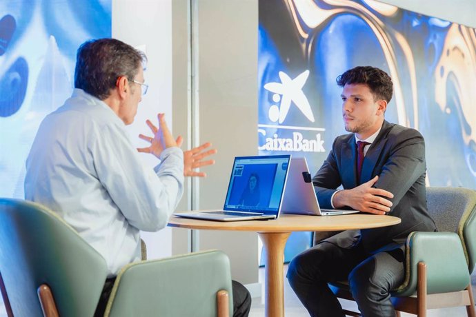 Servicio de videointerpretación en lengua de signos en una oficina de CaixaBank.