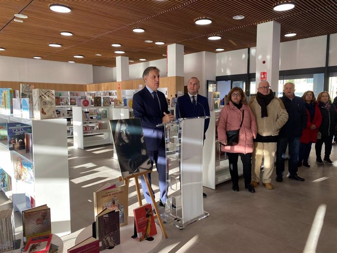 El alcalde de Salamanca, Carlos García Carbayo, en la inauguración de la Biblioteca Carmen Martín Gaite.