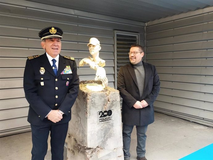 La Comisaría de Valladolid luce ya una escultura convertida en icono del pasado y del futuro de la Policía Nacional. En la fotografía, el DAO, José Ángel González Jimenes, y el artista y padre de la escultura, Carlos Retortillo.