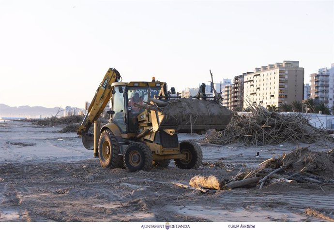 Máquina trabajando en la Playa de Gandia