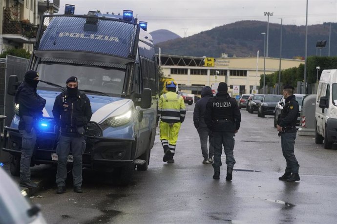 Despliegue de los servicios de emergencia tras la explosión de una refinería en Calenzano, Italia