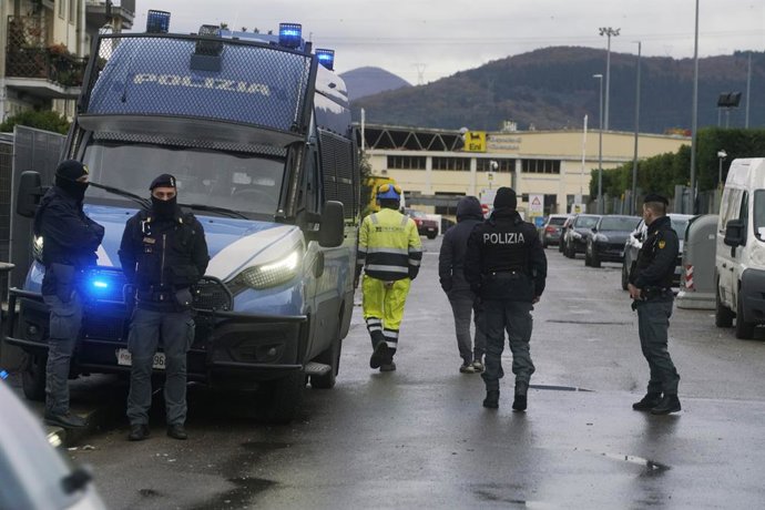 Foto Alessandro La Rocca/LaPresse 09 Dicembre 2024- News-Esplosione Raffineria Eni - Calenzano Firenze-  Italia -  &#x2028;Nella foto::Ingresso della raffineria dove &#xe8; avvenuta l'esplosione &#x2028;&#x2028;&#x2028;Dicember 09, 2024 Calenzano- Firen