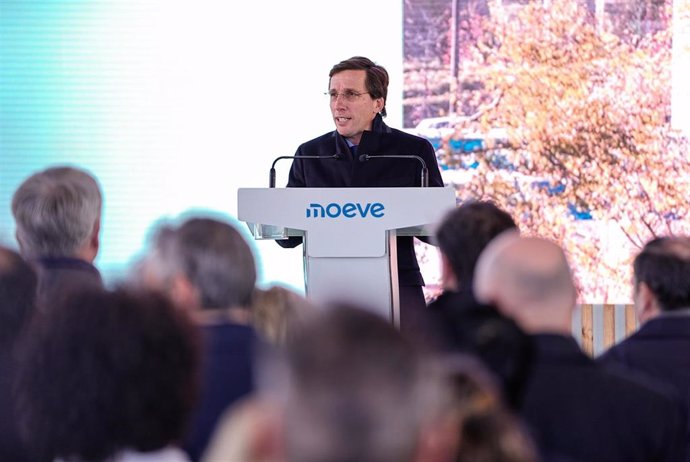 El alcalde de Madrid, José Luis Martínez-Almeida, en la estación de servicio Moeve