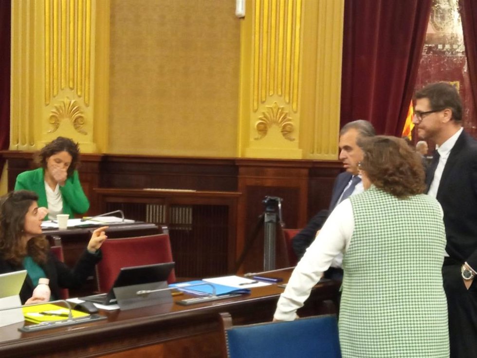 El portavoz del PP en el Parlament (d), Sebasti Sagreras, junto a los consellers Antoni Vera y Catalina Cirer, con la diputada de MÉS per Mallorca María Ramon,
