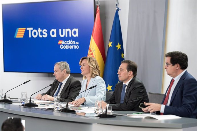 El ministro de Industria y Turismo, Jordi Hereu; la ministra Portavoz, Pilar Alegría; y el ministro de Asuntos Exteriores, Unión Europea y Cooperación, José Manuel Albares, en la rueda de prensa del Consejo de Ministros de este martes.