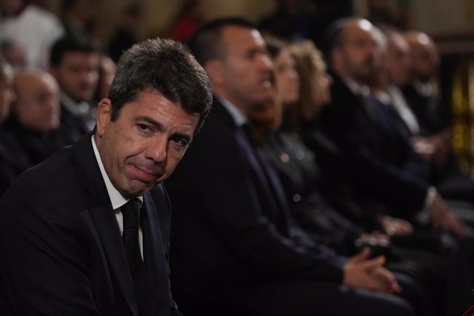 El 'president' de la Generalitat, Carlos Mazón, durante la misa funeral por los fallecidos en las inundaciones provocadas por la dana, en la Catedral de València