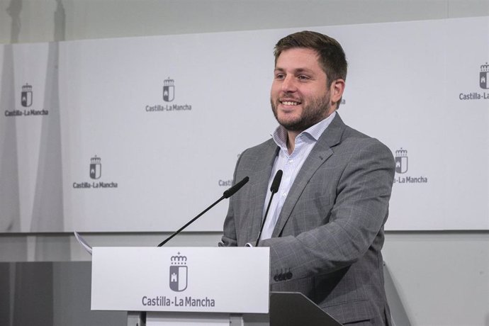 El consejero de Fomento, Nacho Hernando, ha ofrecido una rueda de prensa, en el Palacio de Fuensalida, para dar cuenta de los acuerdos del Consejo de Gobierno relacionados con su departamento