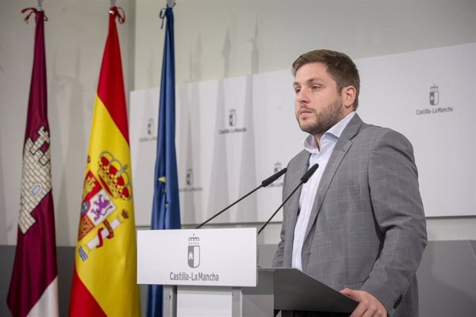 El consejero de Fomento, Nacho Hernando, ha ofrecido una rueda de prensa, en el Palacio de Fuensalida, para dar cuenta de los acuerdos del Consejo de Gobierno relacionados con su departamento