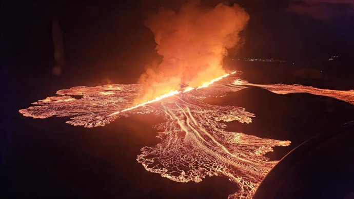 November 20, 2024, Grindavik, Iceland: Lava and smoke spews from the latest eruption of the Sundhnúkur volcanic system on the Reykjanes peninsula of south-west Iceland, September 20, 2024 near Grindavik, Iceland. This is the seventh eruption in the past y