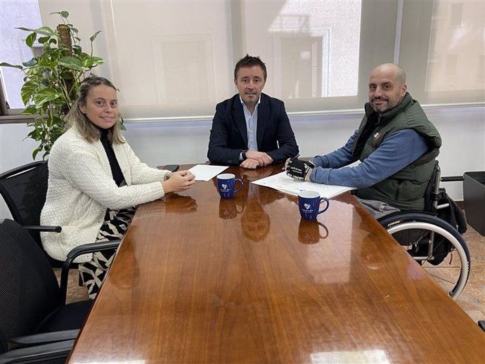 Representantes de la federación Impulsa Igualtat predif Illes Balears firman el Pacto por la Salud