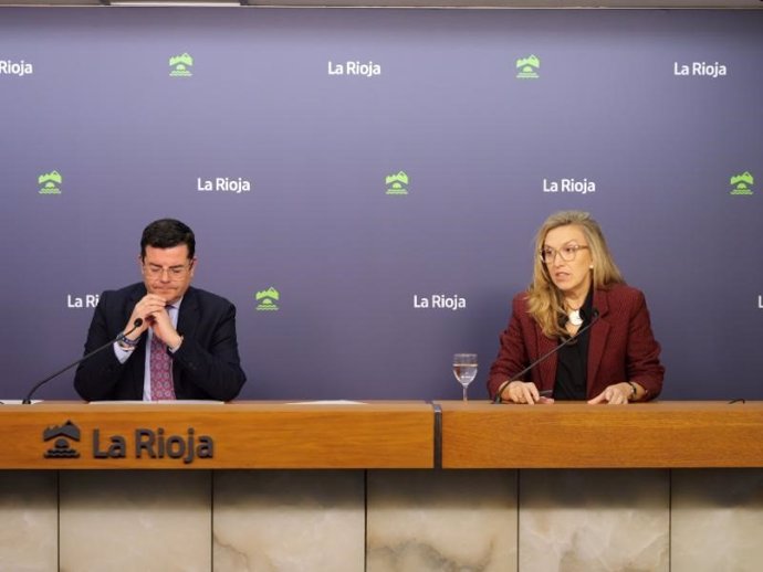 La consejera de Economía, Belinda León, junto al portavoz, Alfonso Domínguez