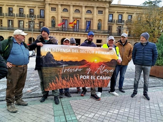 Agricultores y ganaderos reivindican en Pamplona que se les "permita" ser "competitivos" frente a productos no europeos