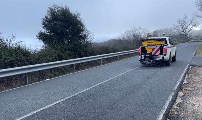 La Diputación de Cáceres extiende sal en varias carreteras provinciales para prevenir placas de hielo