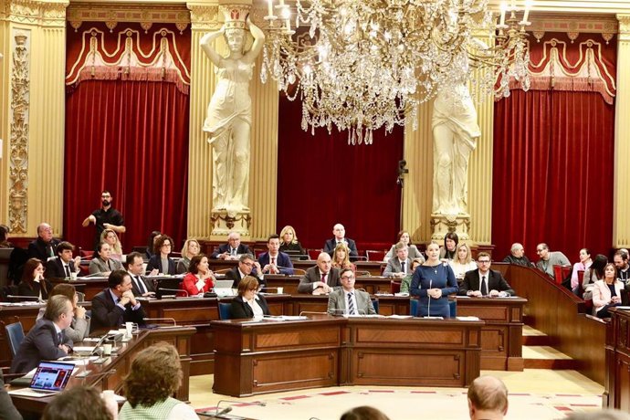 La presidenta del Govern, Marga Prohens, en el pleno de este martes en el Parlament