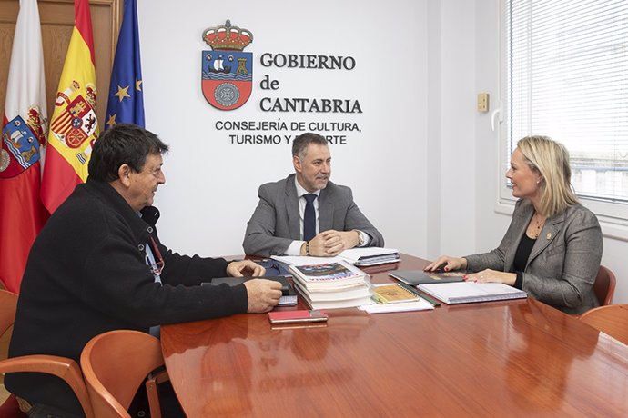 El consejero de Cultura, Turismo y Deporte, Luis Martínez Abad, recibe a la alcaldesa de Santillana del Mar.