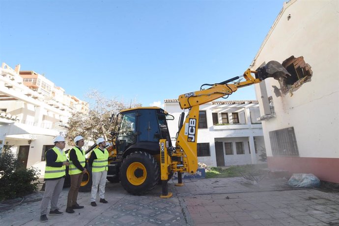 El presidente de la Diputación de Granada, Francis Rodríguez, el diputado de Obras Públicas, José Ramón Jiménez, y el alcalde de Almuñécar, Juan José Ruiz Joya, en la demolición del antiguo complejo Turismo Tropical.