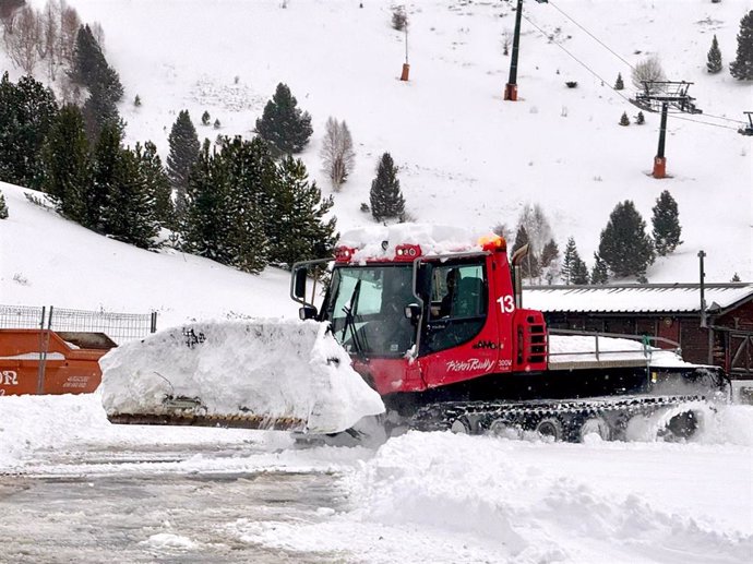 Las nevadas de estos últimos días y la bajada de temperaturas permiten a las estaciones de Aramón trabajar la nieve para poder ofrecer el mayor dominio esquiable en los próximos días.