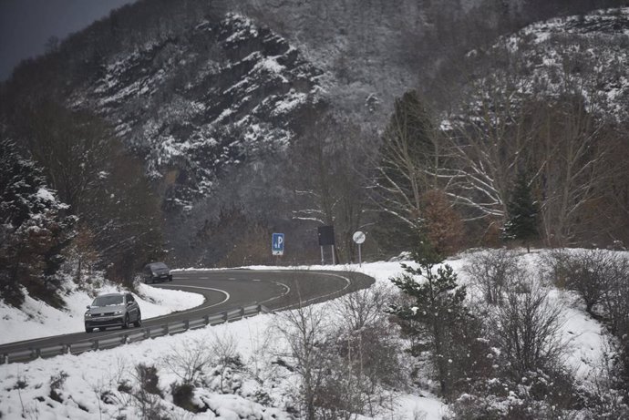 Carretera en los Pirineos en Huesca, Aragón